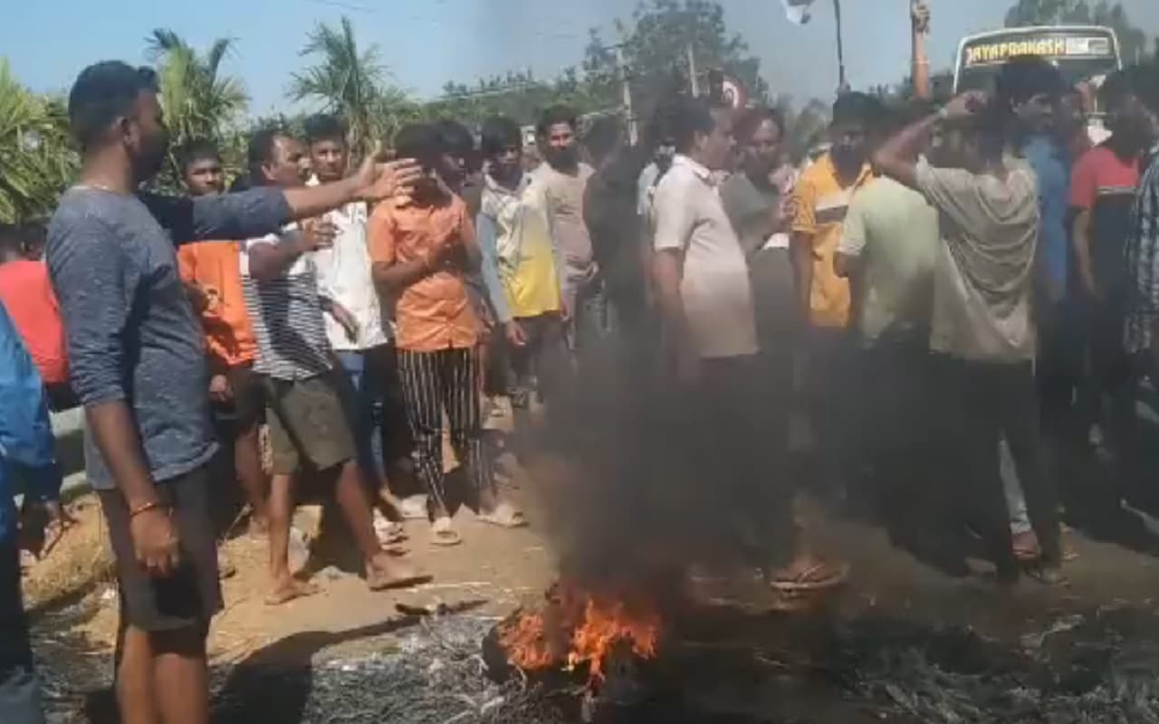 कर्नाटक में आरक्षण के विरोध में बंजारा समुदाय का हिंसक प्रदर्शन, शिकारीपुरा रोड किया जाम