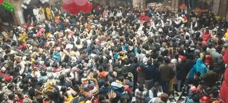 Mathura News: बांके बिहारी मंदिर में श्रद्धालुओं ने आस्‍था से 'कुचली' कोरोना गाइडलाइन, तस्वीर हुई Viral