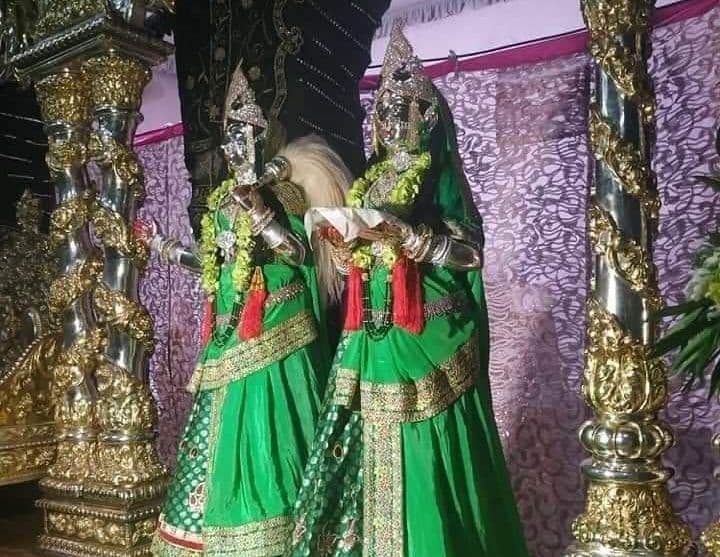 Mathura: हरे वस्त्र और आभूषण में 22 किलो सोना और 1000 किलो चांदी से बने हिंडोले में बांके बिहारी विराजमान