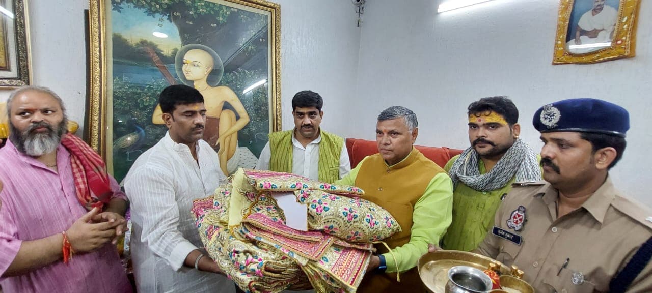 Krishna Janmashtami: बांके बिहारी की पोशाक कारागार मंत्री ने मंदिर प्रशासन को सौंपी, बंदियों ने किया निर्माण