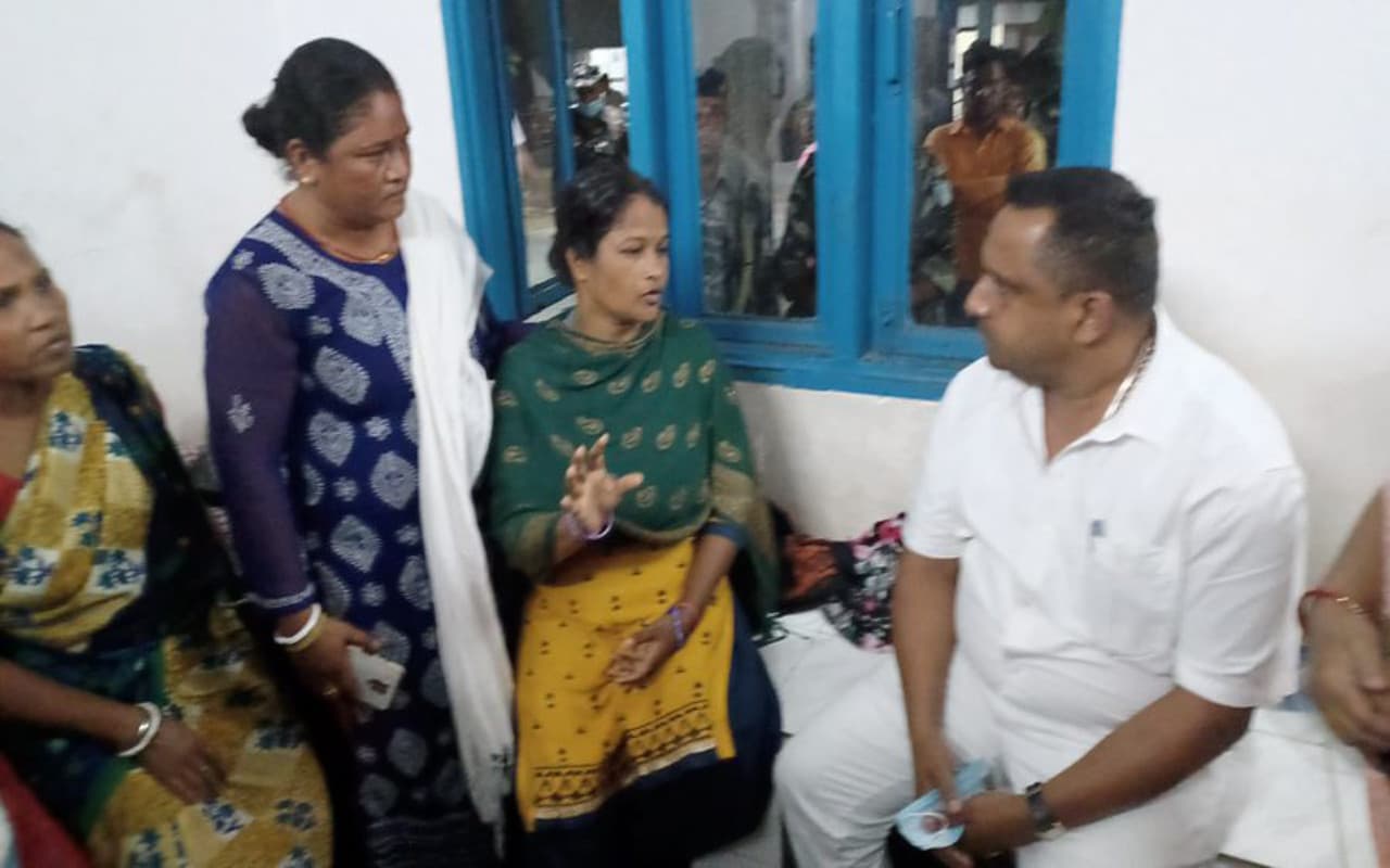 जमशेदपुर में पीड़ित छात्रा के परिजनों से मिले बन्ना गुप्ता, कहा-जरूरत पड़ी तो एयरलिफ्ट कर भेजेंगे बाहर