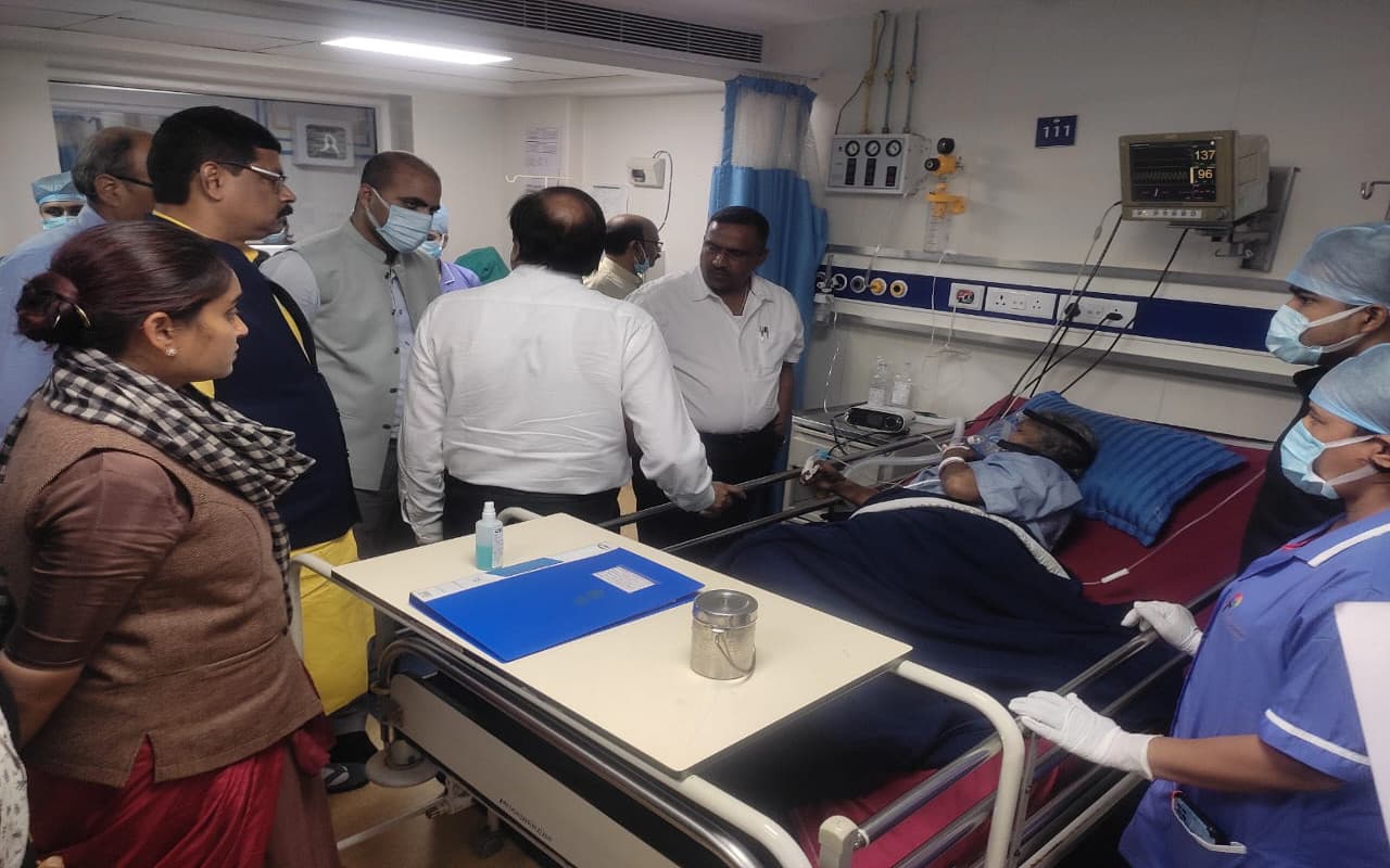 धनबाद अग्निकांड : मृत 14 लोगों का हुआ अंतिम संस्कार, घायलों से मिले स्वास्थ्य मंत्री बन्ना गुप्ता धनबाद अग्निकांड : मृत 14 लोगों का हुआ अंतिम संस्कार, घायलों से मिले स्वास्थ्य मंत्री बन्ना गुप्ता