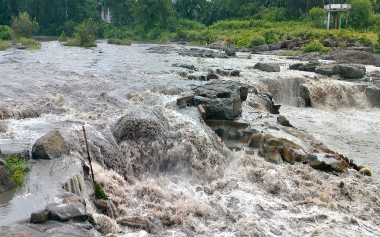 कोल माइंस का पानी छोड़ने से पाकुड़ की बांसलोई नदी हुई काली, DC ने गठित की जांच टीम