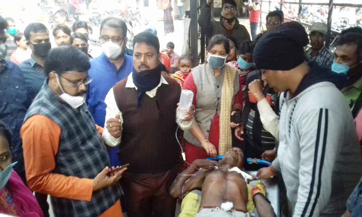 बाराबनी में बीजेपी की रैली में गोली व बम से हुआ हमला, 5 नेता घायल, कई वाहनों में लगायी आग