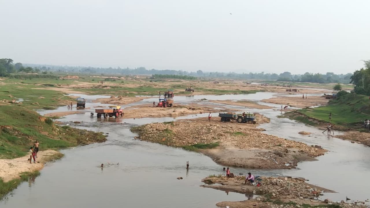 बालू माफिया के खिलाफ बड़ी कार्रवाई, हजारीबाग के चौपारण में 25 हजार CFT बालू जब्त, तस्करों में हड़कंप
