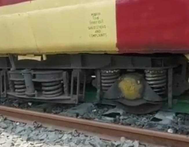 IRCTC/Indian Railways News : गंगाघाट स्टेशन के पास बेपटरी होने से बची रांची-हावड़ा ट्रेन, टला बड़ा हादसा