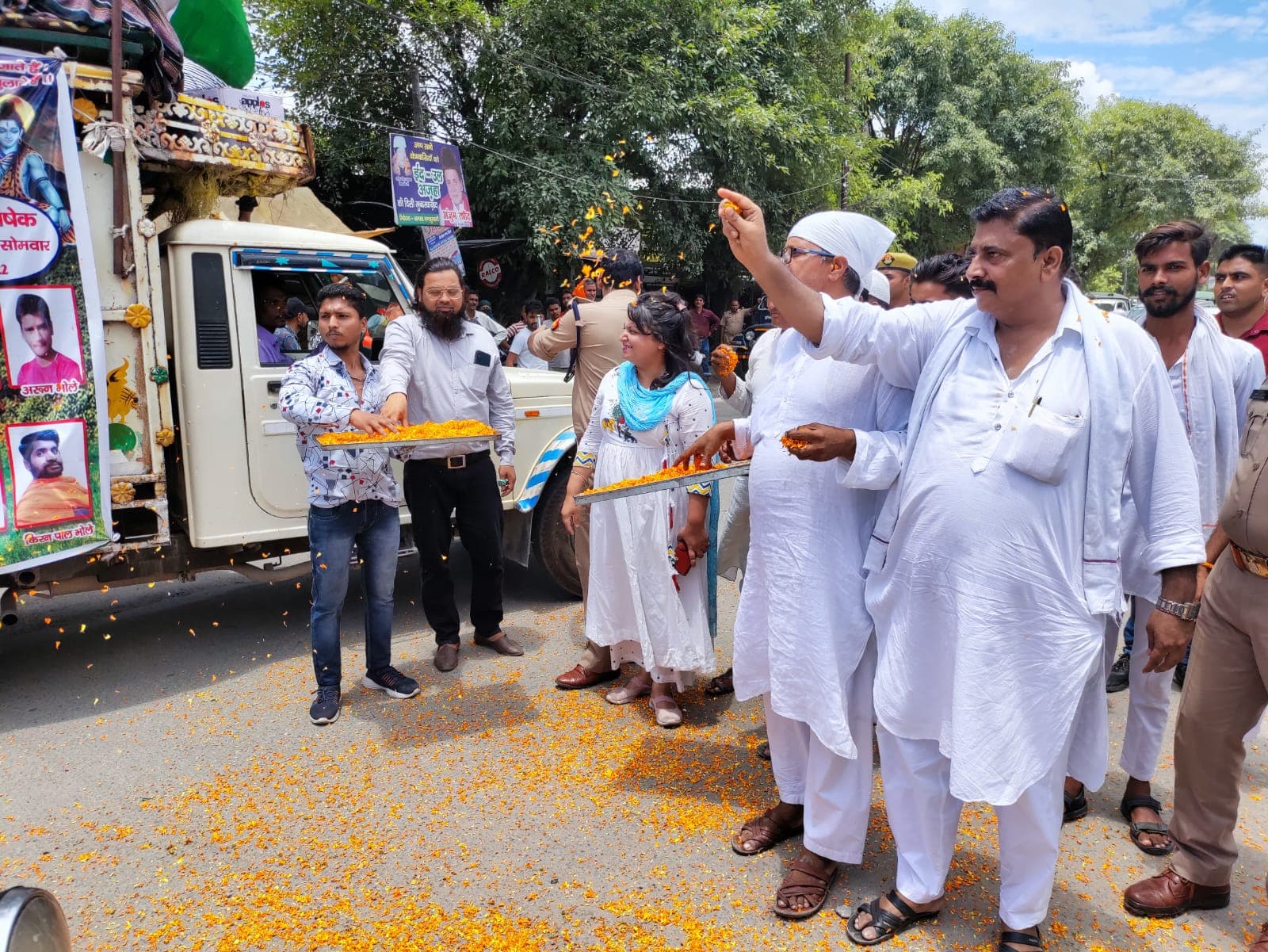 बरेली के बहेड़ी में मुस्लिमों ने कांवड़ियों पर बरसाए सौहार्द के फूल, हिंदू-मुस्लिम एकता का दिया पैगाम