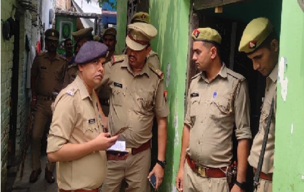 बड़े भाई से हलाला कराने की जिद पर अड़े पति ने पत्नी पर फेंका एसिड, गंभीर हालत में अस्पताल में भर्ती