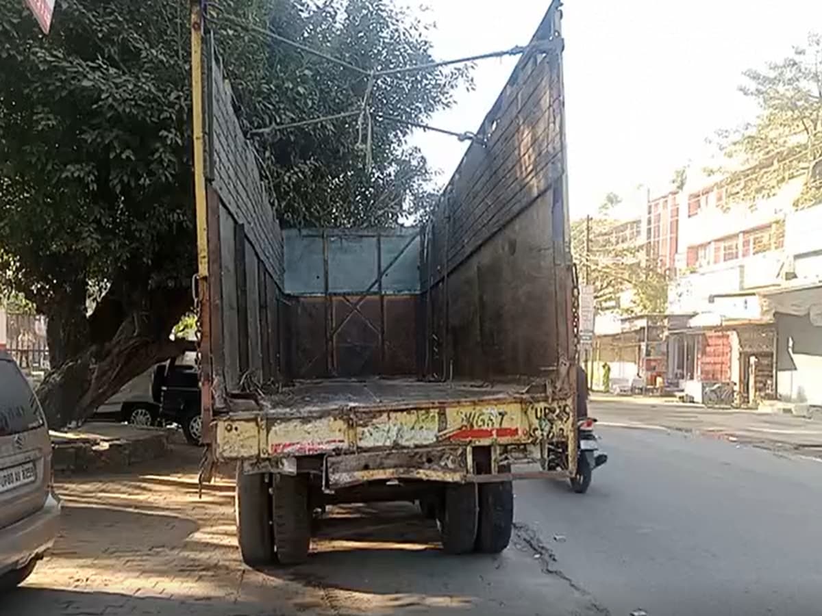 Bareilly News: बरेली में ट्रक के पीछे घुसी कार, तीन की मौत, एक की हालत गंभीर