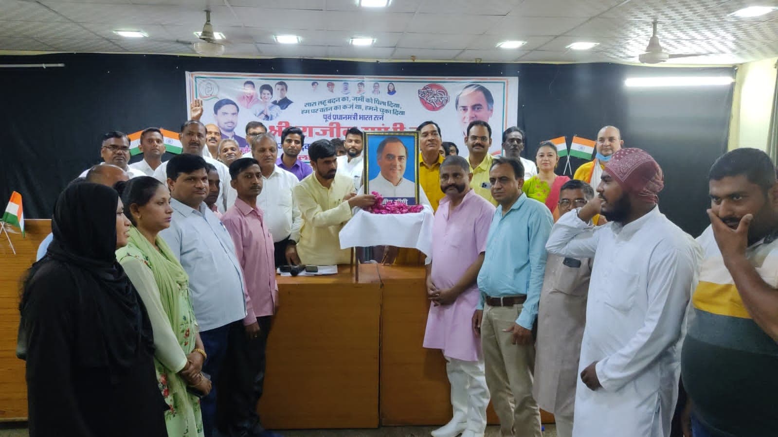 बरेली में कांग्रेसियों ने कंप्यूटर क्रांति के जनक पूर्व पीएम राजीव गांधी को याद कर दी श्रद्धांजलि