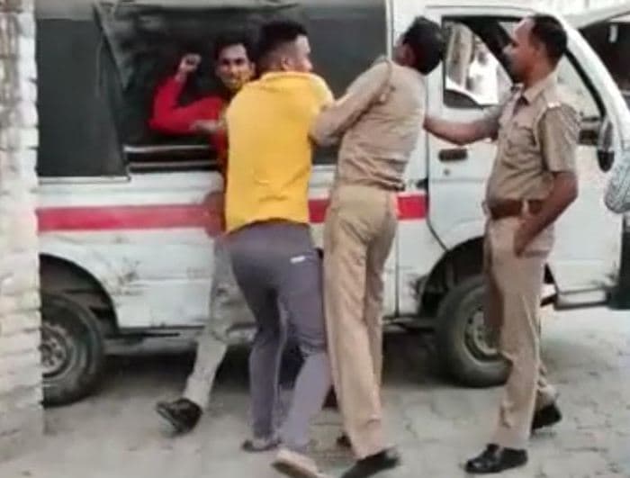 बरेली में दो सिपाहियों के बीच जमकर मारपीट, एसएसपी ने किया लाइन हाजिर, यह थी वजह....