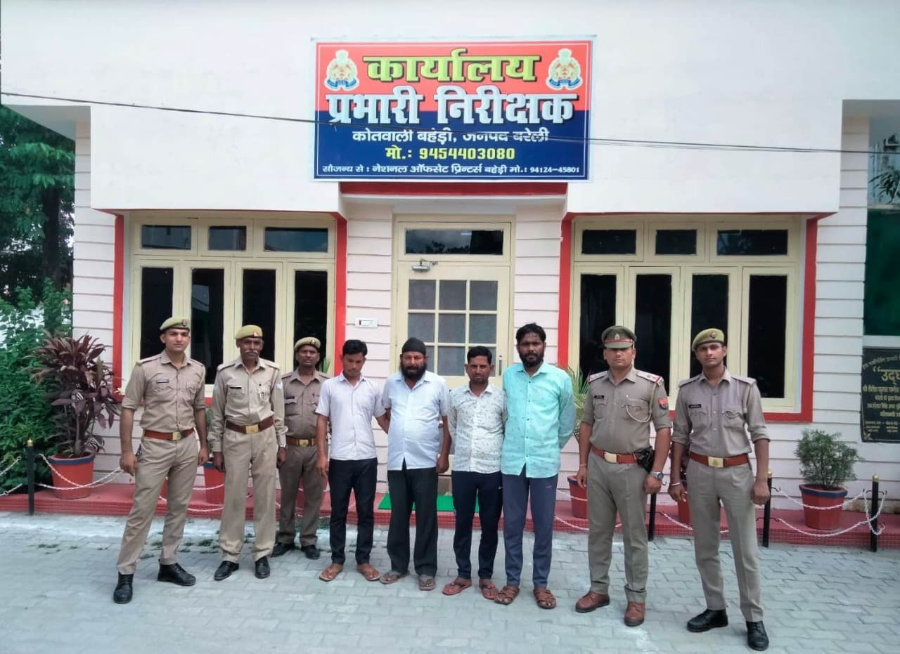 बरेली में पिकअप में बिठाकर यात्रियों को लूटने वाला गिरोह पकड़ा, जानें कैसे देते थे अंजाम...