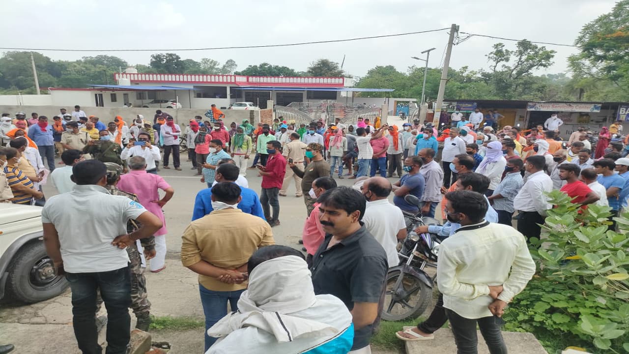 भूमि पट्टा और सरकारी आवास की मांग को लेकर भूमिहीनों ने हजारीबाग के बरही विधायक उमा शंकर अकेला के आवास का किया घेराव, मुख्य गेट पर जड़ा ताला