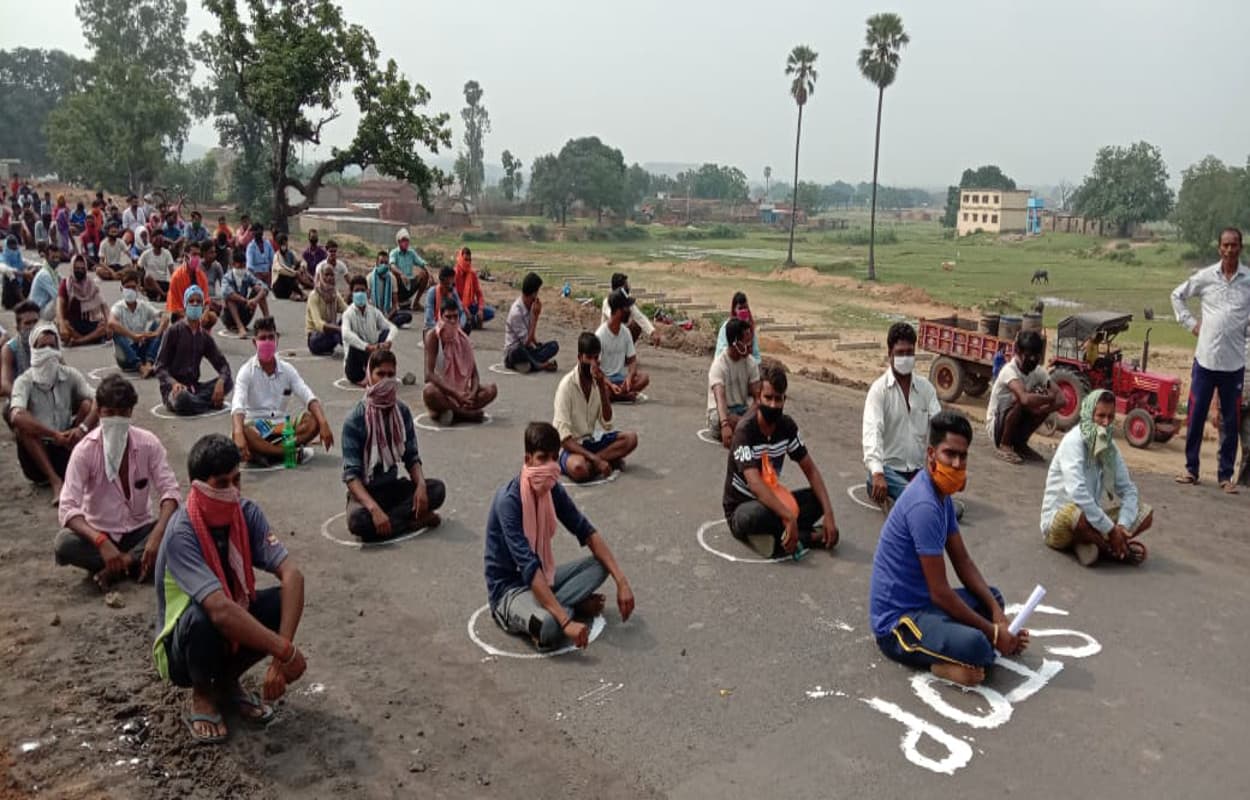 रोजगार और इलाके को प्रदूषण मुक्त की मांग को लेकर ग्रामीणों का सड़क जाम, ट्रांसपोर्टिंग कार्य प्रभावित