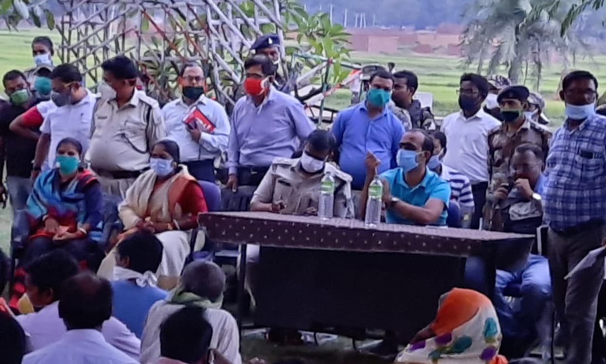 बड़कागांव के रैयतों एवं विस्थापितों का धरना जारी, डीसी-एसपी की वार्ता में भी नहीं बनी बात