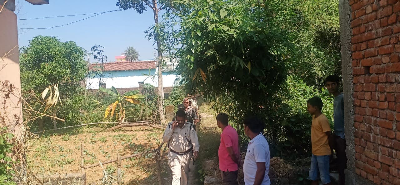 Jharkhand News: बड़कागांव थाना के पास झाड़ियों में मिला अज्ञात व्यक्ति का शव