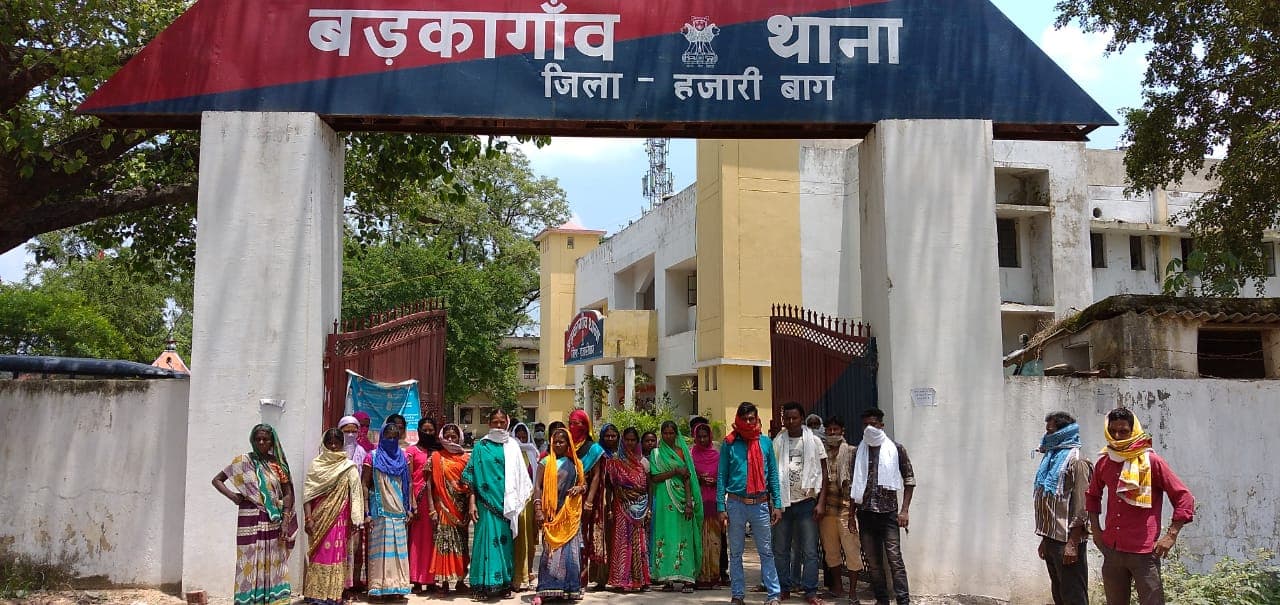 बड़कागांव : घर में घुसकर दलित महिलाओं से मारपीट व फेसबुक पर जातिसूचक शब्द लिखे जाने से आक्रोश