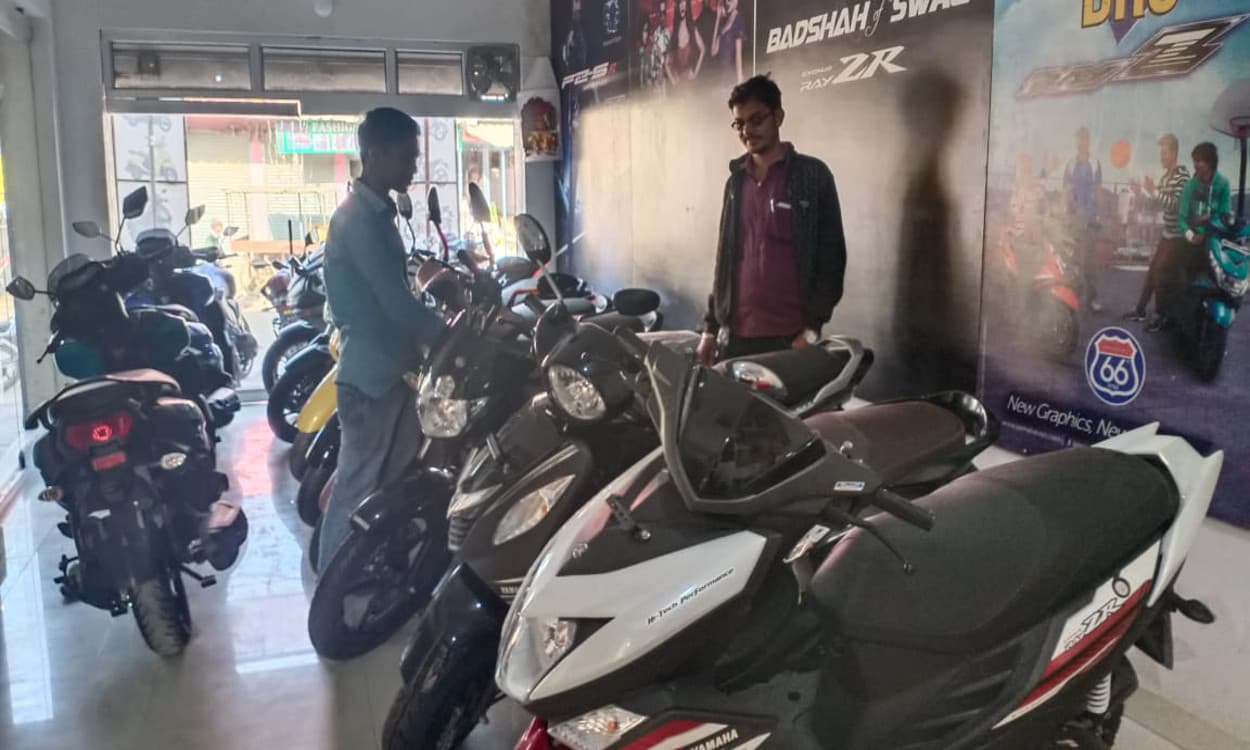 देवघर : धनतेरस को लेकर बाजार में रौनक, चारपहिया व दोपहिया वाहनों पर दिये जा रहे आकर्षक ऑफर