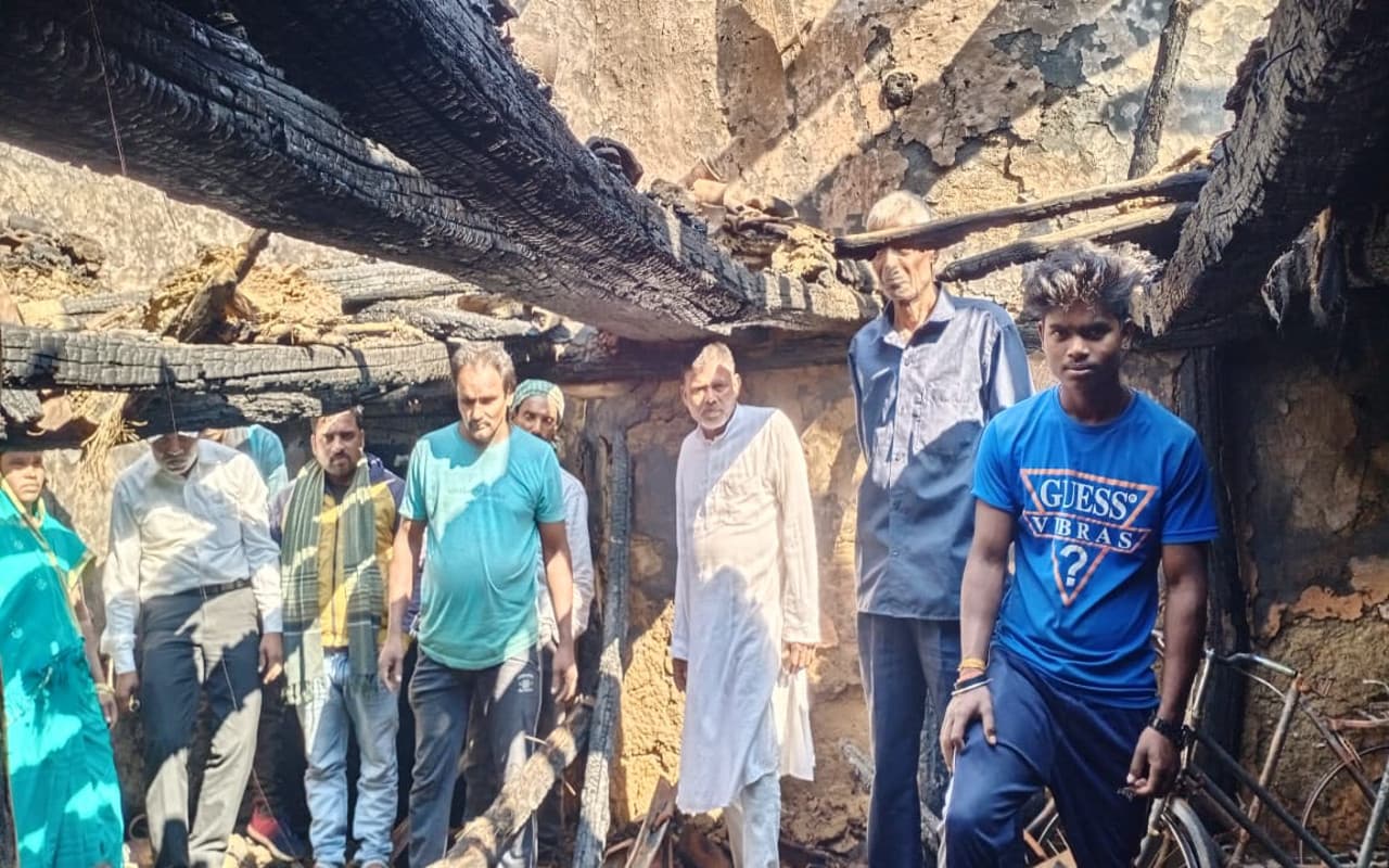 Jharkhand News: हजारीबाग के बड़कागांव में दो घर समेत एक दुकान में लगी आग, लाखों की संपत्ति जलकर हुई राख