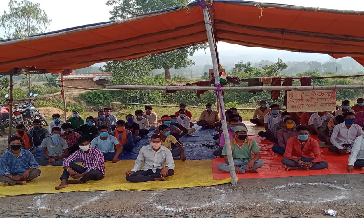 बड़कागांव में 7 गांवों के ग्रामीणों का अनिश्चितकालीन धरना जारी, कोयले की ट्रांसपोर्टिंग पर पड़ रहा प्रभाव