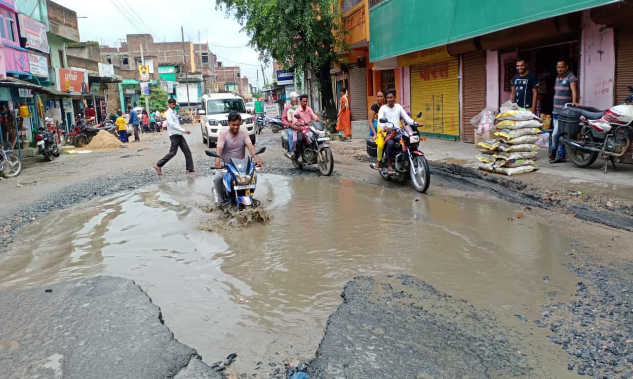 लातेहार शहर का मुख्य पथ जर्जर, आवागमन में हो रही परेशानी