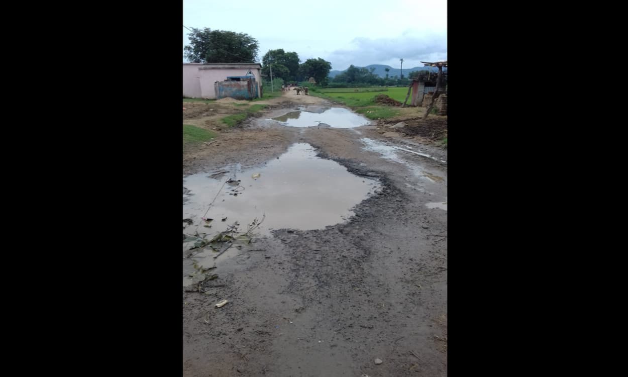 बड़कागांव के शिवाडीह- महूदी रोड की महज 6 माह में खुली गुणवत्ता की पोल