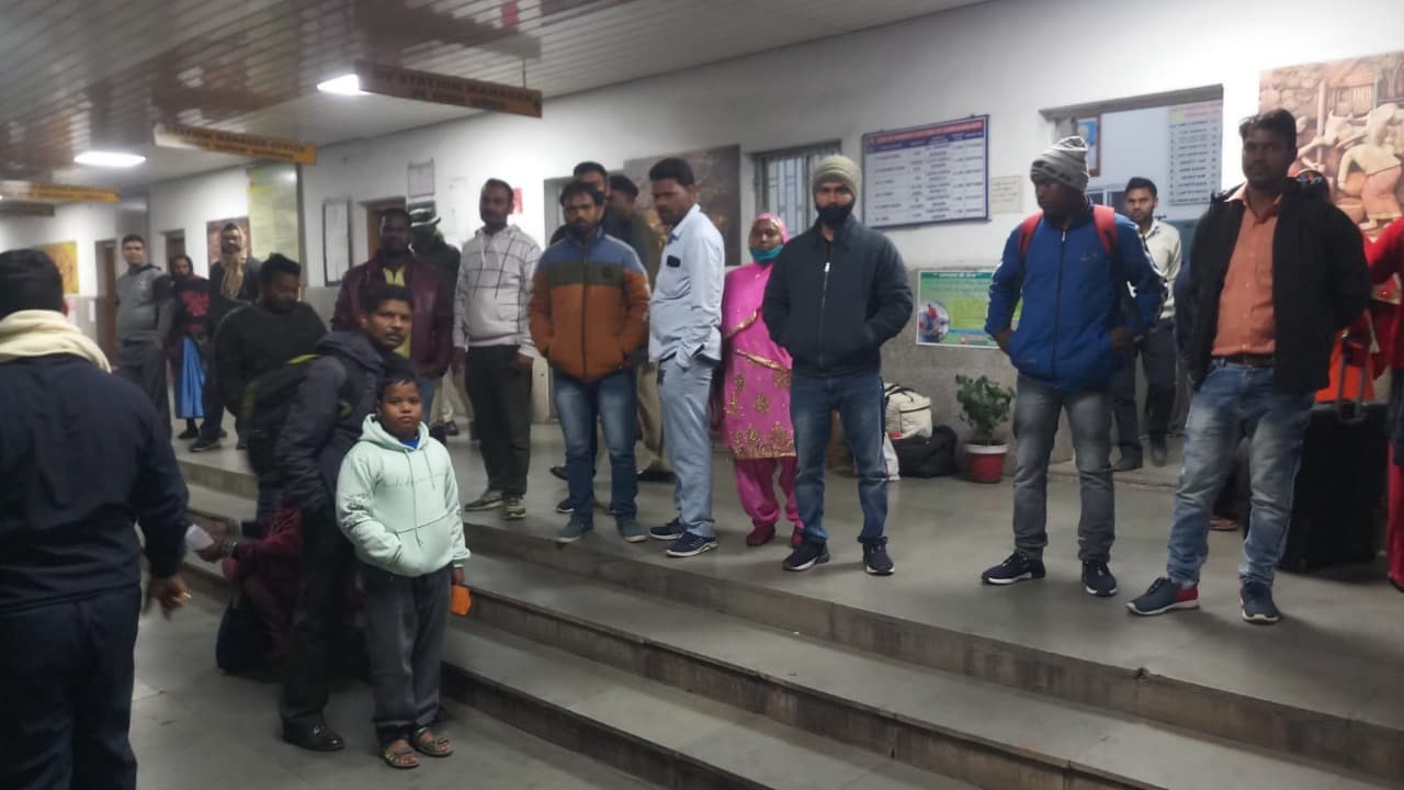 रांची-दिल्ली राजधानी एक्सप्रेस के रूट डायवर्ट की नहीं मिली जानकारी, बरकाकाना स्टेशन पहुंचे दर्जनों यात्री