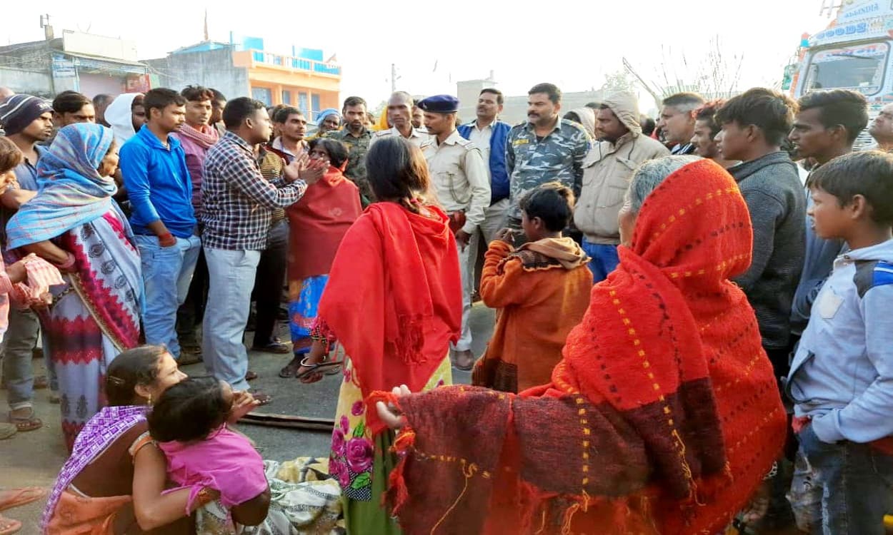 गोरहर क्षेत्र में बरकट्ठा के युवक की पत्थर से कुचल कर हत्या, विरोध में जीटी रोड रहा जाम