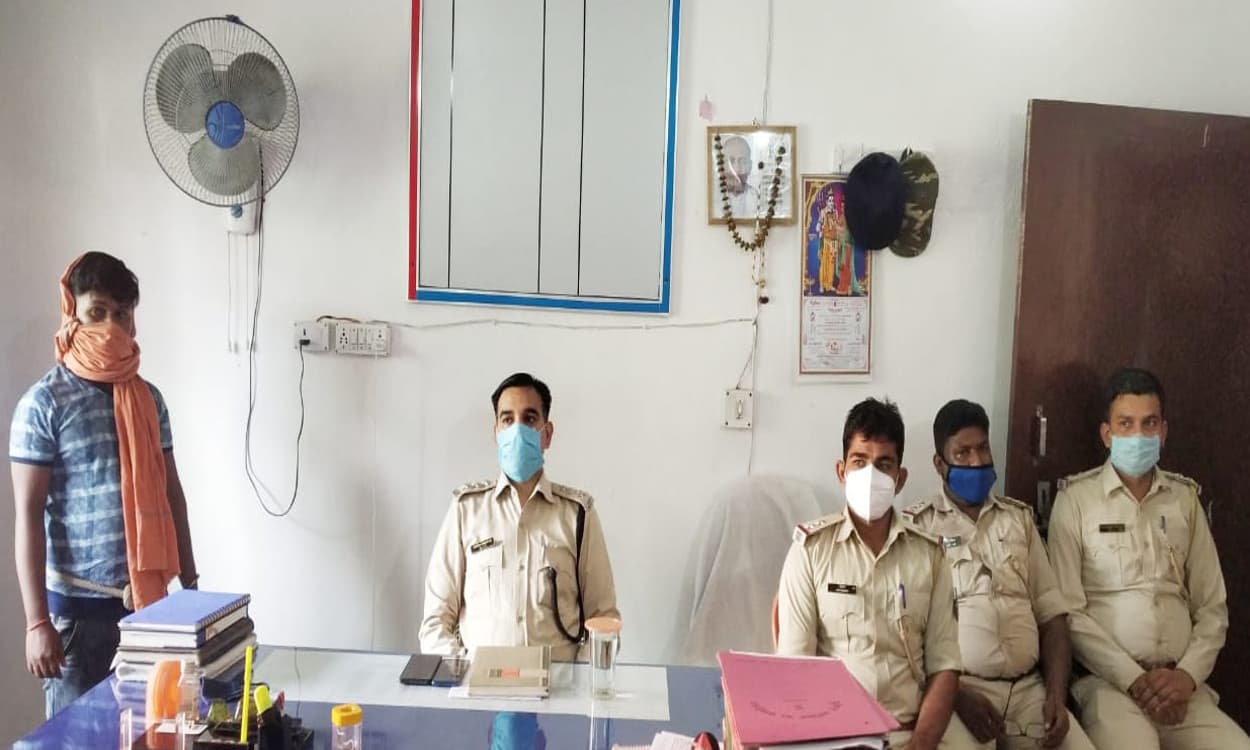 बरकट्ठा में वेबसाइट पर लड़कियों की तस्वीर दिखाकर ठगी करने वाले को पुलिस ने किया गिरफ्तार