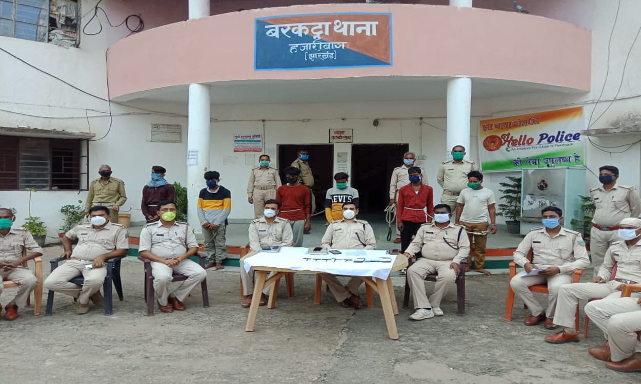 बरकट्ठा में चोरी की 2 गाड़ियों को पुलिस ने किया बरामद, सरगना सहित 6 आरोपी गिरफ्तार