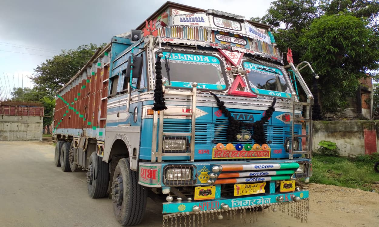 बरकट्ठा में जीटी रोड के रास्ते हो रही अवैध मवेशी तस्करी, पुलिस ने पशु लदे ट्रक को किया जब्त