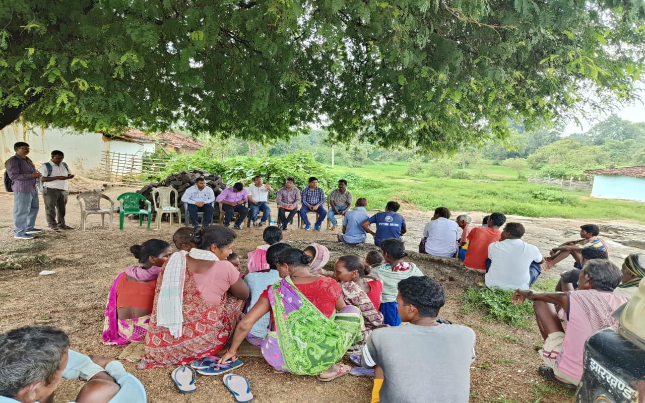 अंतरराष्ट्रीय हॉकी खिलाड़ी Salima Tete के गांव में जल्द दिखेगा विकास, अधिकारियों ने ग्रामीणों संग की बैठक