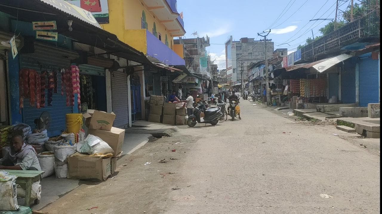 बरवाडीह में 29 दिन बाद कंटेनमेंट जोन से मुक्त हुआ शहर का बाजार क्षेत्र