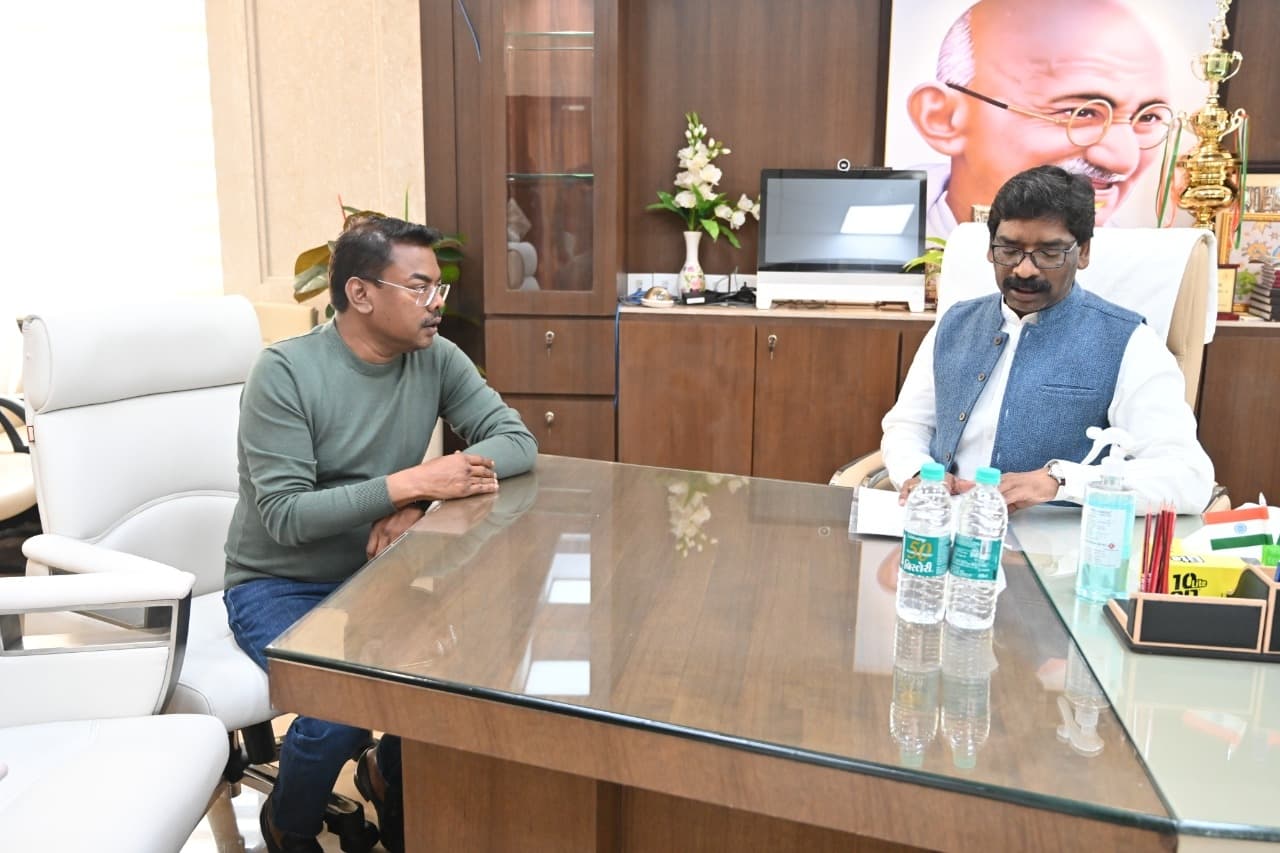 फूलो झानो मेडिकल कॉलेज एंड हॉस्पिटल में डॉक्टर्स की कमी दूर करने के मुद्दे पर सीएम से मिले विधायक बसंत सोरेन