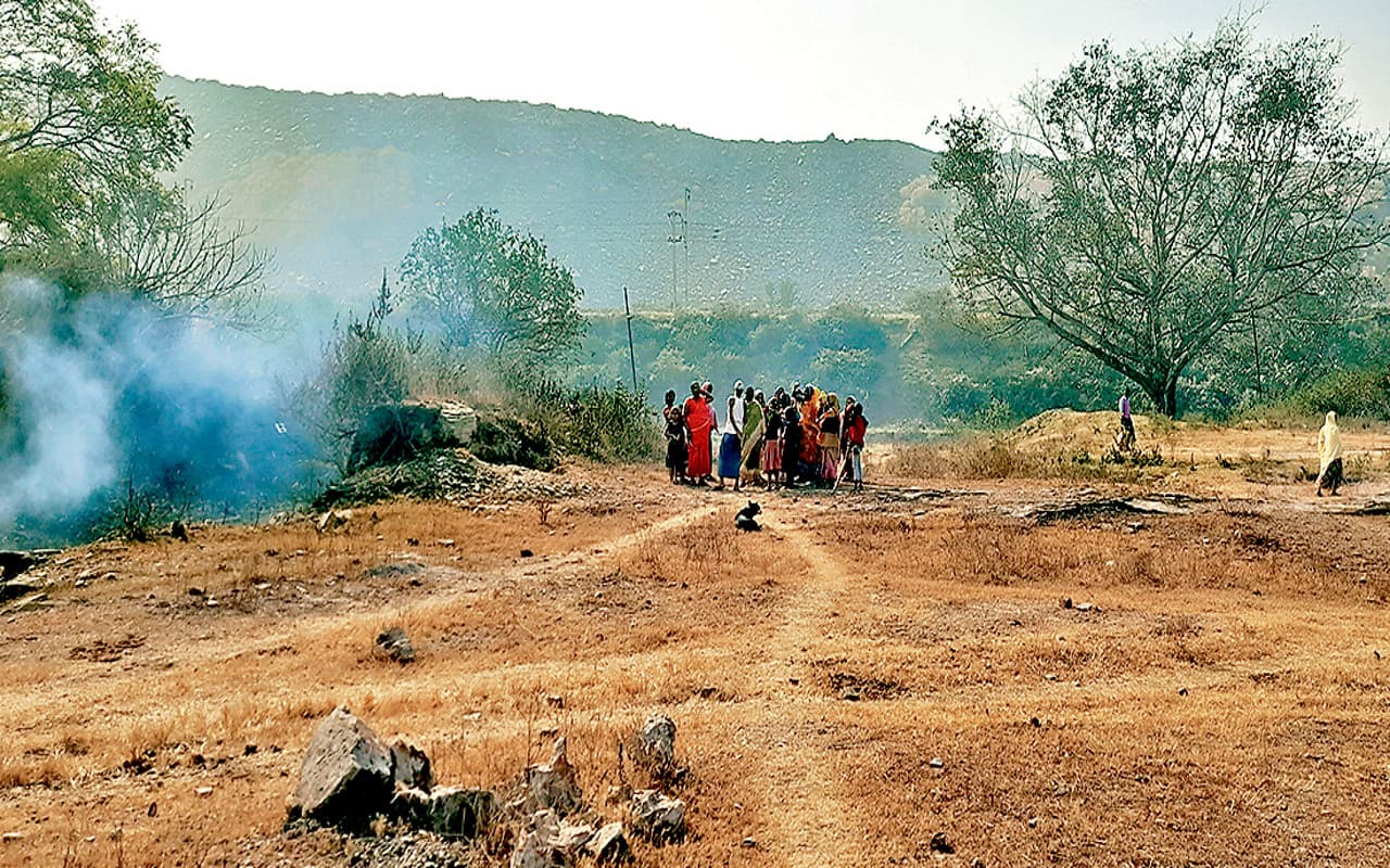झारखंड की एक ऐसी बस्ती जहां की आबादी आज भी रहती है आग के ऊपर