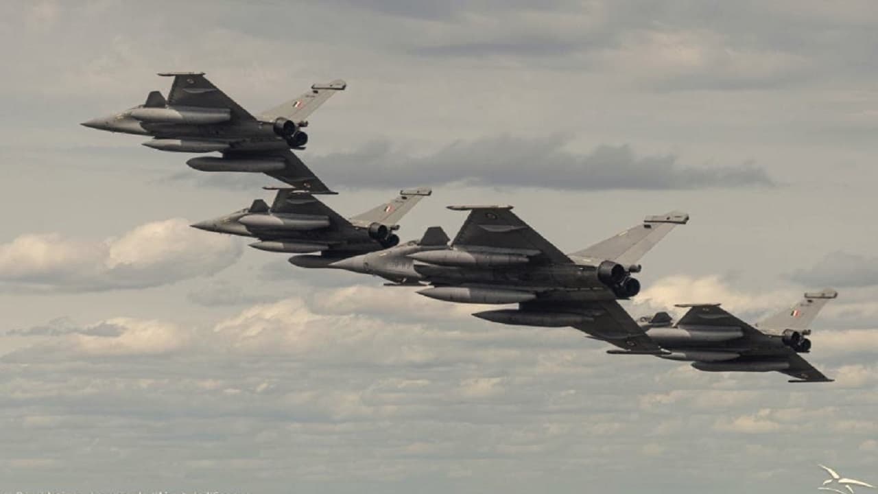 'बैस्टिल डे' परेड से पहले भारतीय सेना ने राफेल के साथ पेरिस में बिखेरा जलवा, फ्रांसीसी सैनिक संग किया अभ्यास