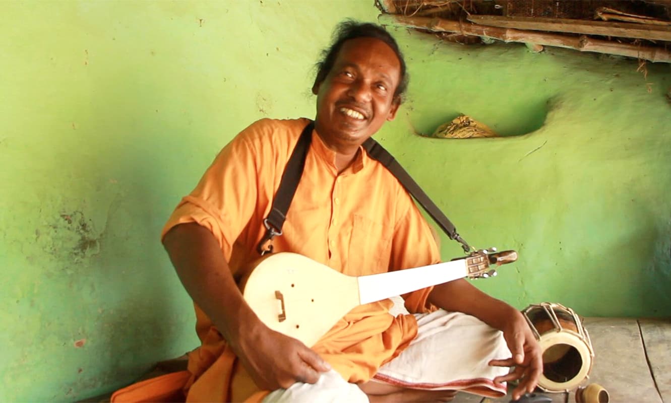 बंगाल की राजनीति में बाउल गायक बासुदेव: संडे को शाह को भोजन कराया, मंगल को तृणमूल नेता संग, बुध को भाजपा नेता के फेसबुक पेज पर