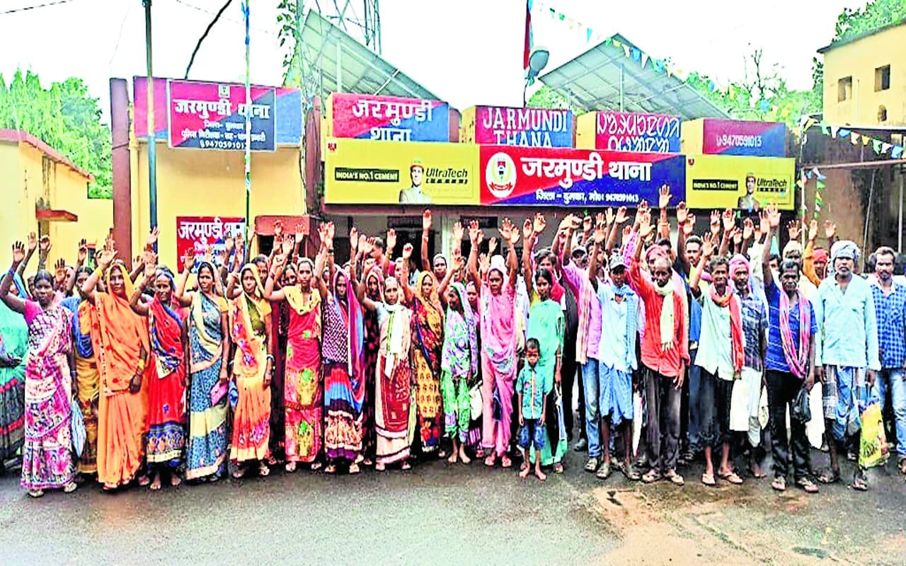 दुमका के बासुकिनाथ में तीन माह से नहीं मिला राशन, कार्डधारियों ने जरमुंडी थाने के पास किया प्रदर्शन