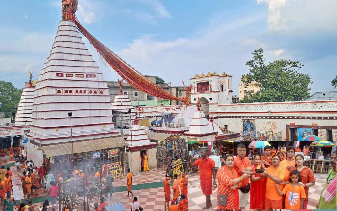 दुमका के बाबा बासुकीनाथ में 30 हजार भक्तों ने किया जलाभिषेक और पूजा-अर्चना