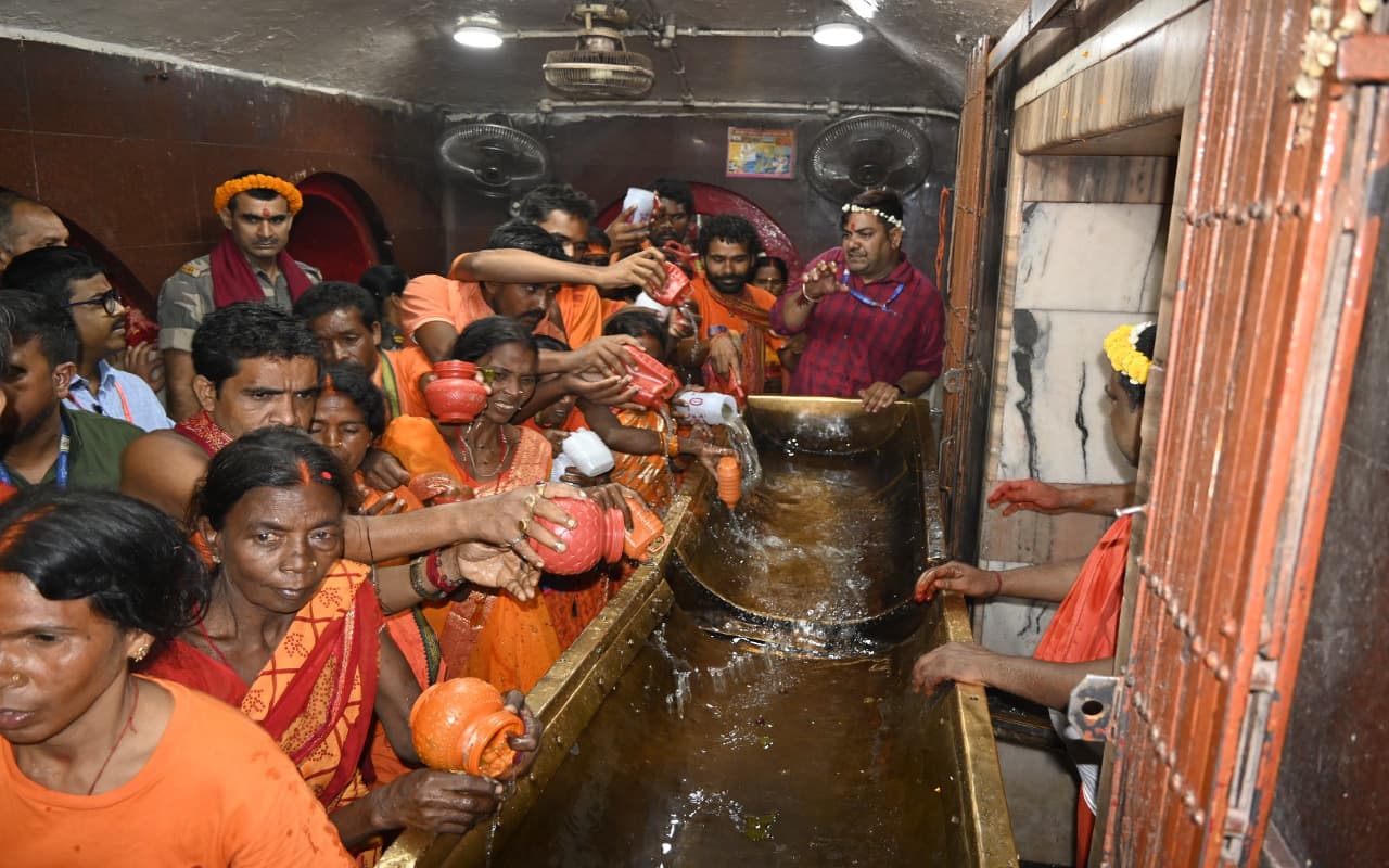 PHOTOS: बाबा फौजदारीनाथ में स्पर्श पूजा शुरू, 45 हजार कांवरियों ने अरघा से किया जलाभिषेक