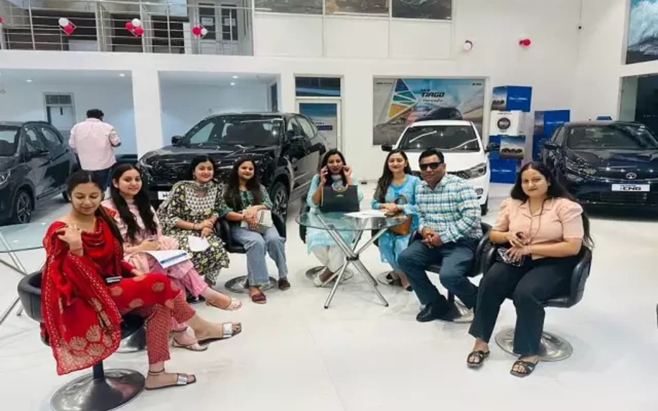 कर्मचारियों को दिवाली का तोहफा TATA Punch, फार्मा कंपनी के मालिक ने दी सौगात