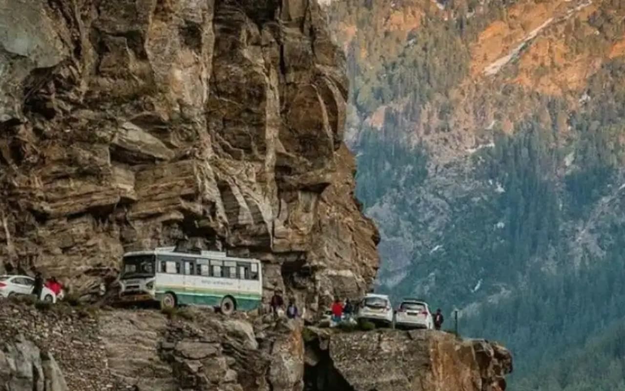 PHOTOS: भारत की 5 सबसे खतरनाक सड़कें, जहां ड्राइविंग करना यानी 'जान की बाजी लगाना'!