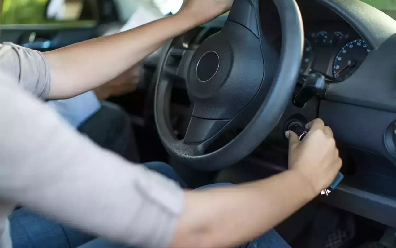 ठंड के मौसम में नहीं हो रही गाड़ी स्टार्ट? अपनाएं ये आसान टिप्स, मिनटों में सेल्फ लेने लगेगी आपकी कार!