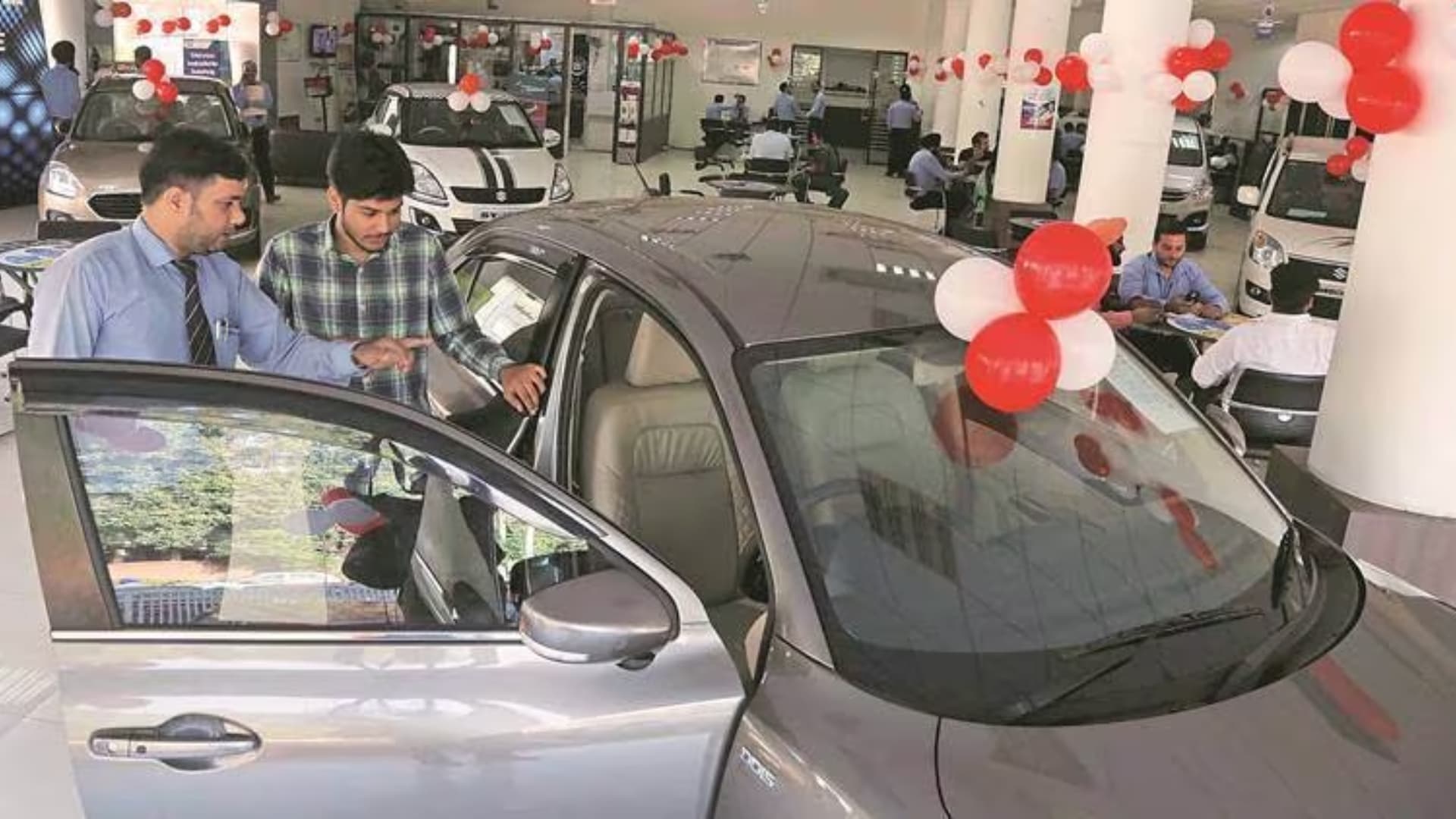 First-Time Car Buyers: क्या आपने भी पहली बार खरीदी है कार? तो गाड़ी की बेहतर सेहत के लिए जान लें ये खास टिप्स