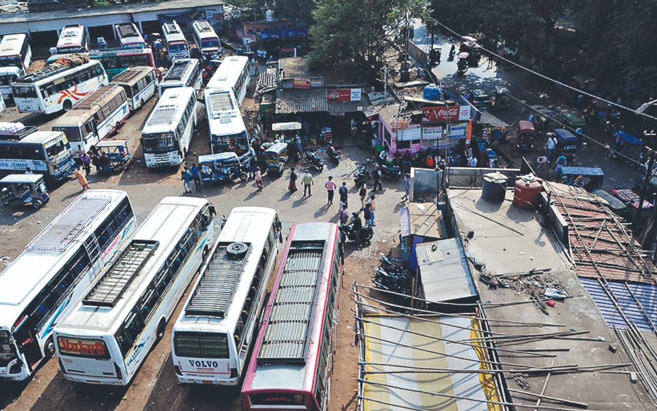 देवघर बस स्टैंड में जगह कम होने से सड़क पर बसें लगाकर उठाते हैं पैसेंजर