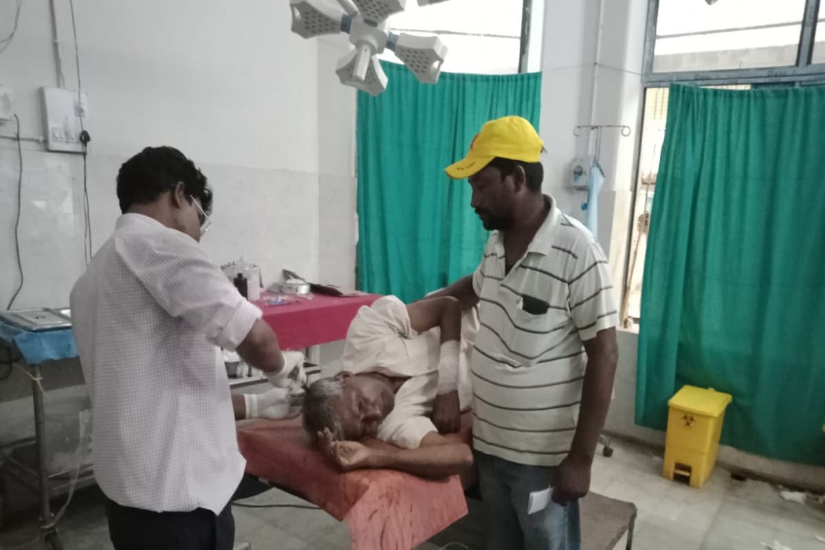 Jharkhand News : झारखंड के रिहायशी इलाके में भालू ने मचाया उत्पात, हमले में तीन महिलाओं समेत 4 घायल