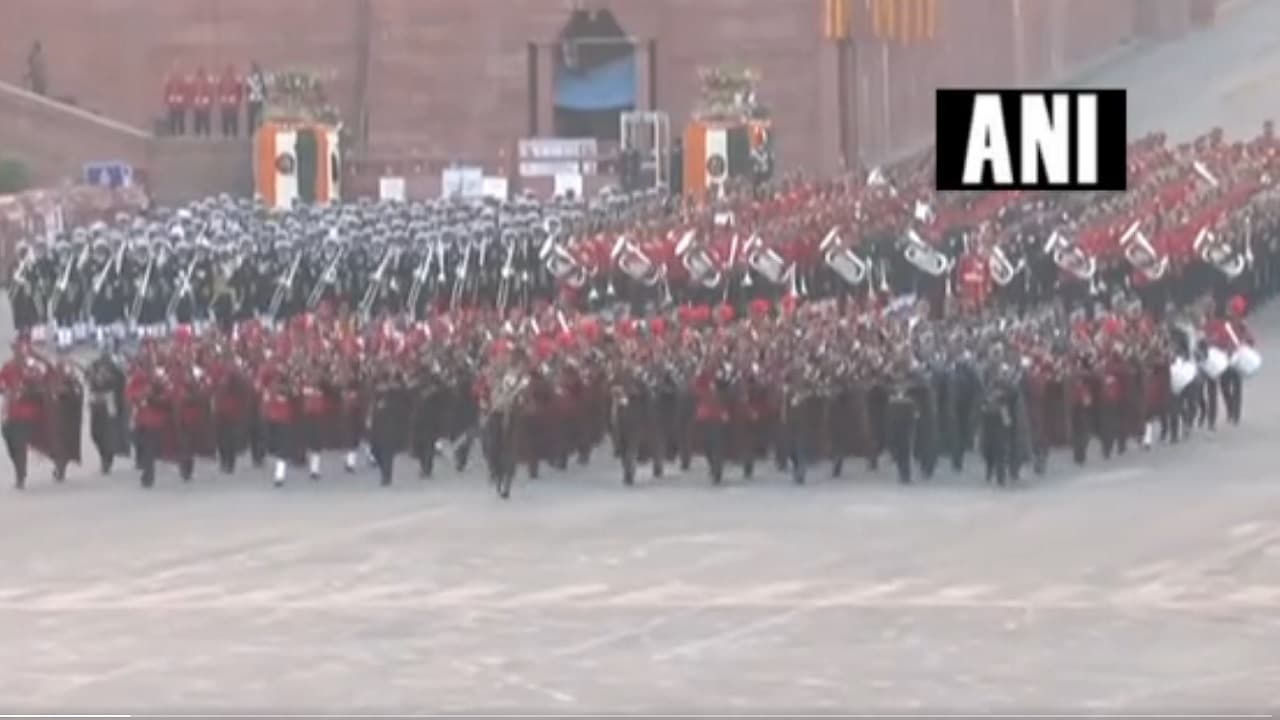Beating Retreat: विजय चौक पर बीटिंग रिट्रीट समारोह में दिखा भव्य नजारा, 1000 ड्रोन से जगमगाया पूरा आसमान