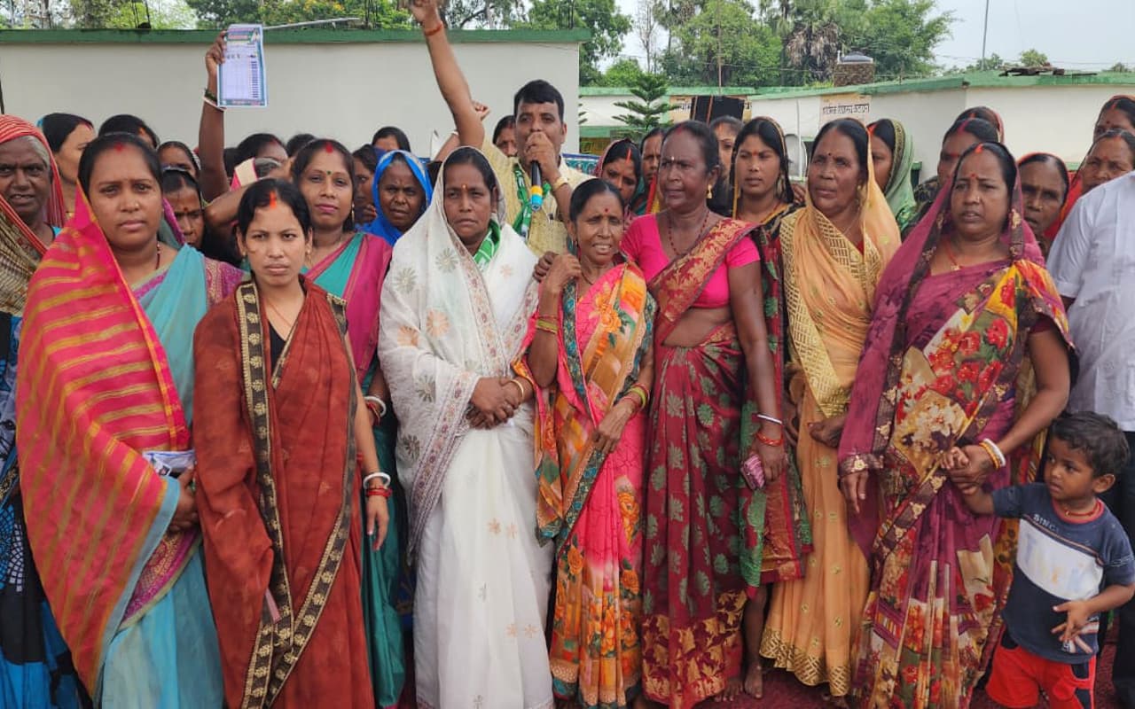 डुमरी उपचुनाव : I-N-D-I-A प्रत्याशी बेबी देवी का जनसंपर्क अभियान, कहा- झामुमो का झंडा फिर लहराना होगा