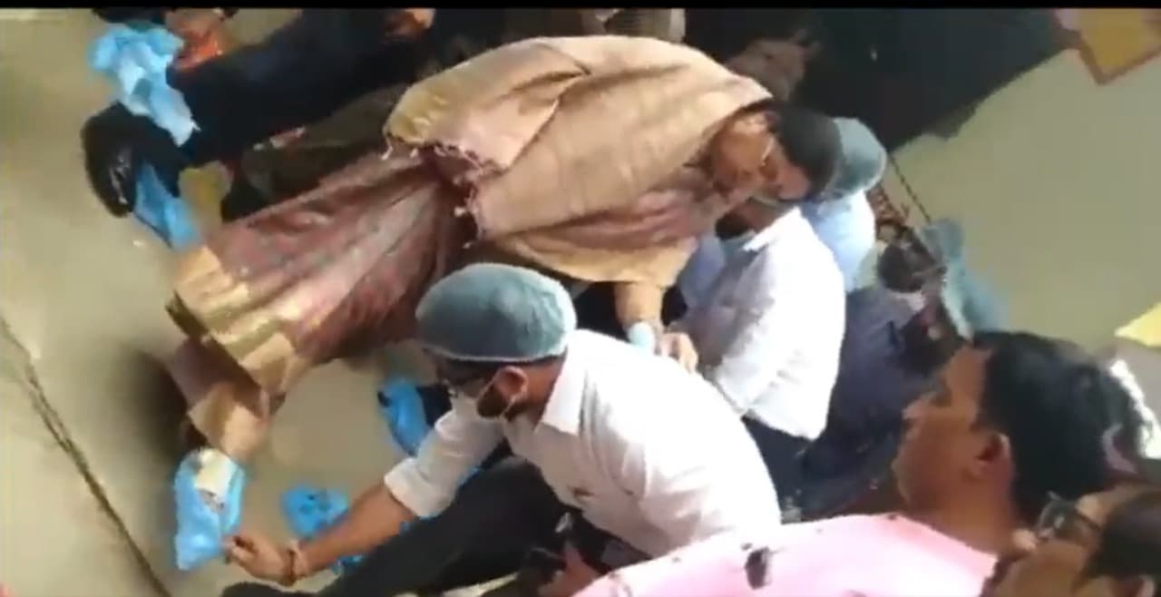 UP की महिला कल्याण मंत्री बेबी रानी मौर्य ने स्टाफ से उतरवाए शू कवर, वायरल वीडियो पर आ रहे कमेंट
