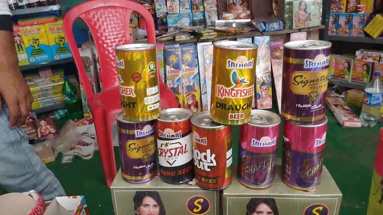 Deepawali 2022: बच्चों, बड़ों, बूढ़ों को भा रहा बीयर केन पटाखा, ढक्कन खोलते ही उसमें से निकलता है...